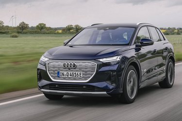 Audi Q4 e-tron er en moderne elbil med meget fine præstationer. Den rummer snildt fem voksne, kan lades hurtigt, og så må den endda trække en pænt stor påhængsvogn. Priserne begynder ved 350.000 kr.
