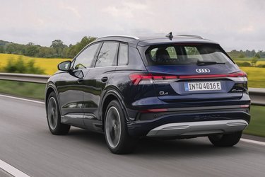 Den ret store SUV-lignende elbil har fire store sidedøre og en stor tophængslet bagklap. De store ruder giver et udmærket udsyn.