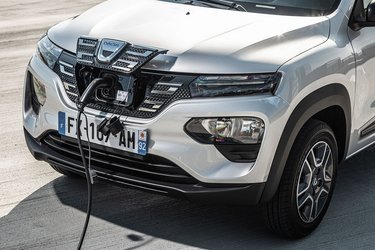 Ladestikket er placeret i fronten. Bilen lader kun med én fase og dermed maksimalt 3,7 kW. Det giver en ladetid på omkring otte timer. Hurtigladning kan tilkøbes for 5.000 kr., og så kan man lade med op til 50 kW, hvormed en opladning tager lige under en time.