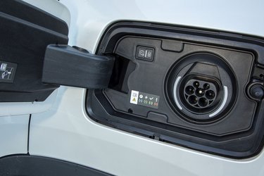 Ladestikket er placeret ved højre baghjul. Bilen kan lades med en enkelt fase med op til 3,7 kW, og dermed tager det lige under fire timer at lade batteriet op.