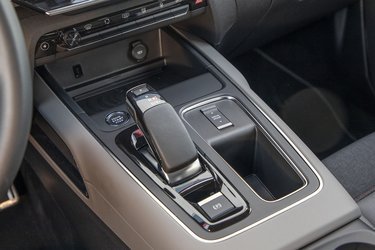 Gearstangen er af den elektroniske type, der selv springer i P, når motoren slukkes. Fra knappen til højre for gearstangen styres køreprogrammerne, hvor man kan vælge mellem Sport, Hybrid eller Elektrisk kørsel.
