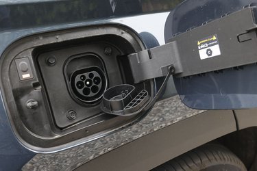 Bilen kan oplades med strøm fra en enkelt fase, og det giver maksimalt en ladeeffekt på 3,7 kW. Dermed tager det små fire timer at oplade batteriet på 13,8 kWh. Det er irriterende, at man skal fjerne et plastdæksel, hver gang man skal lade bilen op.
