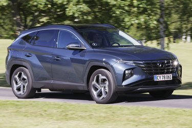 Hyundai Tucson er i sin nyeste udgave blevet meget moderne i sit udtryk. Prøv f.eks. at se, hvordan kørelyset er kamufleret som små lysende felter i kølergrillen lige ved siden af forlygterne.