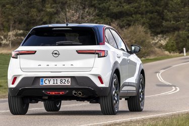 Opel Mokka er bygget på samme platform som Peugeot 2008, DS3 og Citroën C4, men har stadig et meget germansk udtryk. Alle fire biler bygges på den samme fabrik i Frankrig.