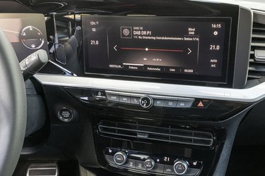 Fra den store skærm til højre for rattet styres primært infotainment og navigation. Klimanlægget og andre komfortfunktioner som varme i sæderne styres med gammeldags knapper, og det fungerer fint.