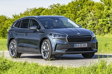 Skoda Enyaq er en moderne elektrisk familiebil, der både er SUV-smart og samtidig har plads til alt, hvad familien kunne ønske sig. Pladsforholdene er imponerende.