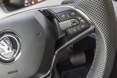 Du aktiverer fartpiloten på rattet, men selve hastigheden indstilles på en stilk bag rattet. Der er relativt få knapper på rattet, hvilket gør det nemmere at finde den rigtige knap. 