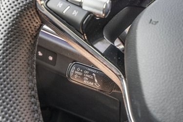 Den adaptive fartpilot styres på stilken bag rattet. Nogle kan bedre lide at have den synlig på rattet, men bag rattet er den nem at finde og at betjene uden at fjerne opmærksomheden fra vejen. Kun ændring af sikkerhedsafstanden er lidt besværlig. 