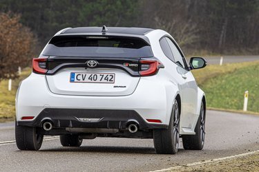 Bemærk karrosseriets form foran baghjulene. Det er nærmest malet rundt om hjulene. Udvendigt er det kun for- og baglygter, sidespejle og antenne, der er genanvendt fra den almindelige Yaris. 