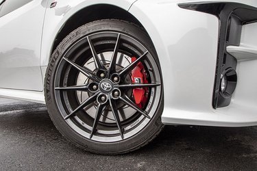 GR Yaris fås med en circuit-pakke til 76.000 kr. Så får bilen opgraderede bremser med røde kalibre og særlige letvægtsfælge. Der følger også opgraderet affjedring, styretøj samt Torsen-differentialer for- og bag. Must have for entusiaster. 