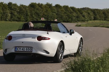 MX-5 er en roadster, altså en åben bil med plads til to personer. En form for moderne blanding af MG B og Lotus Elan.