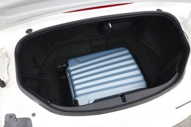 130 liter er ikke meget bagagerum, og det er klart et problem, hvis man vil bruge bilen til lange ferieture. Vi kan anbefale at pakke i bløde tasker og evt. poser for at udnytte pladsen bedst muligt. Kufferter i hård plast er ikke optimale. 