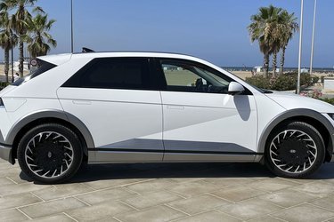 I profil fornemmes den enorme akselafstand. Den er på 3,00 m, 32 cm mere end på Hyundai Tucson.