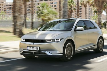 Hyundai Ioniq 5 kan umiddelbart virke som en ret kompakt bil – nærmest som VW Golf. Men førstehåndsindtrykket snyder. Ioniq 5 er med 4,64 m væsentlig længere end Hyundai Tucson og lige så høj som SUV’en.