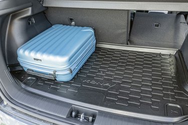 Bagagerummet er højt og regulært, men ikke særlig stort. Under gulvet er der dog plads til ladekabler.