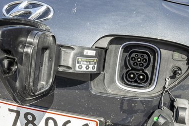 Ladestikket sidder i fronten. Det er et CCS Combo-stik og er som standard udstyret med opladning med blot én fase til ladeboksen derhjemme. En trefaset 11 kW-lader fås som ekstraudstyr til 4.995 kr. To plastpropper skal fjernes, når man lader.