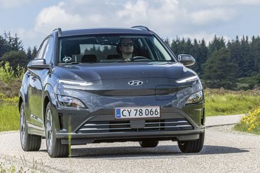 Hyundai Kona har for nylig fået et facelift med en mere vindglat front og et lettere opdateret interiør. Vi har her testet den i udgaven med det lille batteri på 39 kWh.