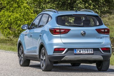 MG ZS er en høj bil, og man sidder også højt i bilen. Udsynet er fint, og den store bagklap giver adgang til et pænt stort bagagerum. Tagræling er standard.