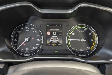 Instrumenthuset er udmærket, og man kan vælge at få vist hastigheden digitalt i midterdisplayet. Den aktuelle rækkevidde (her 145 km) vises nederst i midten.