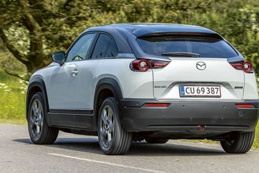 Mazda MX-30 er en sjovt udformet elbil. Den er høj som en SUV, har en coupé-lignende bagende, og bagdøre, der nærmeste er gemt i linjerne.