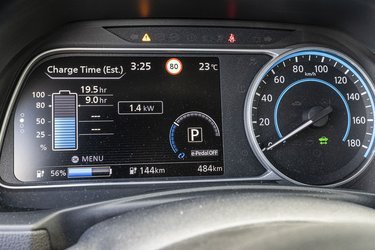 Når bilen slukkes, får man et hurtigt estimat på ladetiden ved den valgte ladehastighed. Nederst ses batteriets restværdi i procent og km.