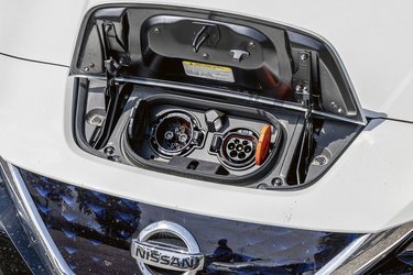Ladeporten er fint placeret i fronten, og hjemme kan man lade med en enkelt fase og op til 3,7 kW, hvilket ikke er meget. På farten skal man finde en Chademo-lader, og det er et minus ved bilen, da disse ikke er fremtidens ladesystem.