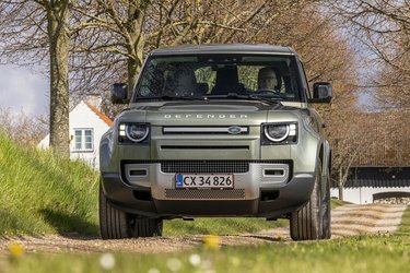 Defender har været ensbetydende med Land Rover siden 2. verdenskrig, men nu er modellen kommet i denne nye generation, der på den ene side fastholder mange af den oprindelige bils designdetaljer, og på den anden side er blevet en topmoderne bil. Den nye generation af Land Rover Defender kommer i to længder med denne tredørs 90” som den mindste.