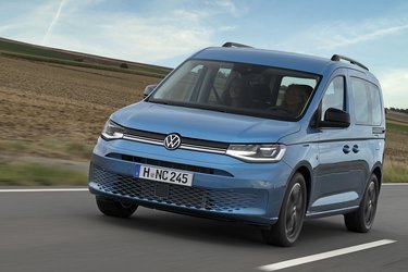 På landevejen er køreegenskaberne glimrende, og den store dieselmotor arbejder fint sammen med det syvtrins DSG-automatgear.
