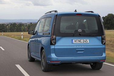 Der er en stor tophængslet bagklap og en skydedør i hver side. Tagræling er standard, og med anhængertræk må bilen trække op til 1.500 kg.