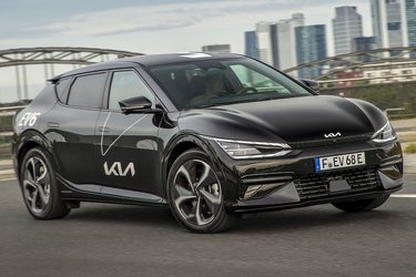 Kia EV6 er en femdørs hatchback. Elbilen placerer sig i samme gruppe som Tesla Model 3 og f.eks. Polestar 2. Priserne begynder ved 325.000 kr.