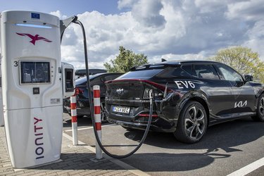 Ladestikket er placeret ved højre baglygte, og klappen åbnes og lukkes elektrisk. Bilen kan oplades på farten med op til 240 kW og hjemme med en trefaset lader med op til 11 kW.
