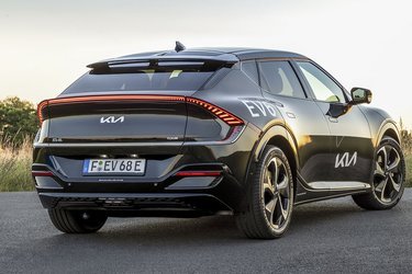 Kia EV6 er designet med mange detaljer, der giver nok at se på. Se f.eks. den store og brede spoiler over bagruden, de avancerede baglygter, skærmkanterne og de store sidespejle. Bilen kommer med hjul på mellem 18 og 20 tommer afhængig af motorvariant og udstyrsniveau.