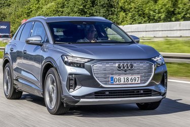 Q4 e-tron overrasker med god komfort, for normalt er Audis modeller lidt fast affjedrede. Støjniveauet er også lavere end i konkurrenterne.