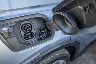 Q4 e-tron lader med 11 kW hjemme, så batteriet kan lades helt op på syv timer. Når du er ude, kan du lade med op til 125 kW. Det gør den de første 15 minutter, derefter falder ladehastigheden. Du kan få 54 kWh på 30 min, svarende til ca. 270 km.