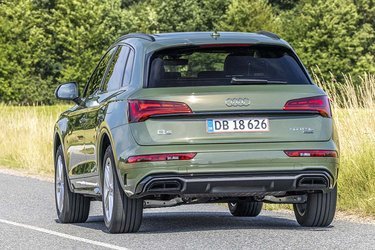 Bag på bilen står der 50 TFSI e. Tallet 50 viser, at den samlede effekt er lige omkring de 300 hk (Det er en form for skala), og TFSI fortæller, at der er tale om en turbo-benziner med direkte indsprøjtning. Det lille ’e’ til sidst indikerer, at der er tale om en plugin-hybrid.