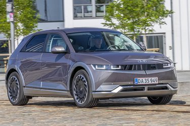 Designet på Hyundai Ioniq 5 er virkelig iøjefaldende, og det er en bil, der vækker opmærksomhed på vejen. Prøv f.eks. at se de firkantede diodelys i forlygterne.