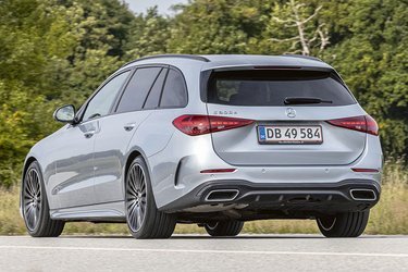 Stationcar-udgaven af den nye C-klasse koster 15.000 kroner mere end den firedørs sedan. Det er en meget gunstig merpris, og skal nok gøre denne version populær.