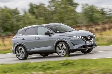 Den nye udgave af Nissan Qashqai har fået mere runde linjer og en front med de typiske V-formede kørelyslygter. Her er det versionen Tekna+, der nærmest har alt i udstyr.