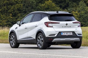 Captur findes med tre forskellige motorer. Billigst er benzinmotoren med 90 hk og manuelt gear. Den kraftigere 140 hk benzinmotor med automatgear er derimod dyrere end plugin-hybriden E-TECH, der endda har mere udstyr. 