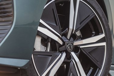 Overalt på bilen finder man det nye Peugeot-logo, og 308’eren bliver dermed første model fra Peugeot med det nye løve-logo.