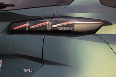 Plugin-udgaverne kendes på Hybrid-skiltet på bagklappen. Baglygterne er af LED-typen og findes i to udgaver. Her er det dem med de tre skråtstillede lygte-streger i hver side.