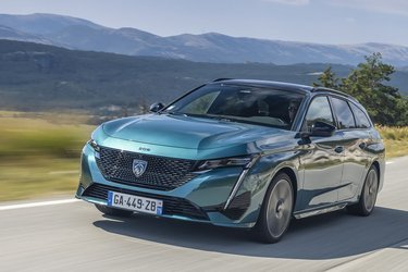 Den nye generation af Peugeot 308 har fået et skarpere design, og et stort og let synligt logo midt i kølergitteret. De lodrette kørelyslygter yderst giver bilen en tydelig identitet.