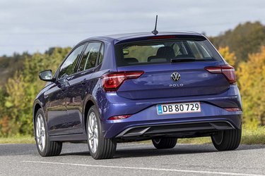 Faceliftet har medført lidt større baglygter, der nu går ind på selve bagklappen. Polo fås fortsat kun som femdørs model i Danmark, og stationcaren er erstattet af den lille SUV VW T-Cross. 