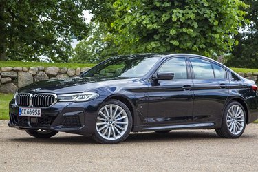 BMW 545e er en elegant sedan i klassisk BMW-stil. Sidste år fik 5-serien et lille facelift med ny front og nye forlygter.