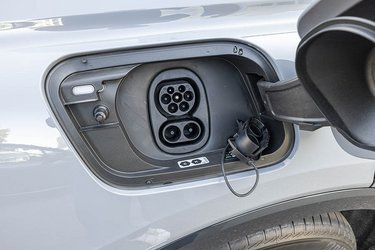 Ladestikket er placeret ved højre baghjul. Der er trefaset 11 kW-lader i bilen, og den kan desuden tilkobles en 125 kW DC-lader.