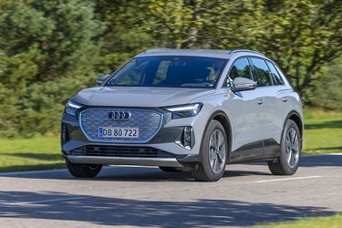 Audi Q4 e-tron er søsterbil til Skoda Enyaq og VW ID.4. Den fås i to udgaver, enten som denne SUV eller som Sportback, hvor bagenden er gjort mere skrånende.