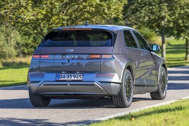 Bagfra ser Ioniq 5 skarp ud, og det store lygtebånd har sjove former på baglys og stoplys.