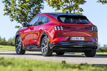 Den store galopperende hest fylder meget bag på bilen. Til gengæld står der ikke Ford et eneste sted. 