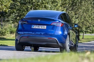 Model Y er en SUV-udgave af Tesla Model 3, og det betyder en højere bil med en tophængslet bagklap og generelt bedre plads i kabinen og et større bagagerum.