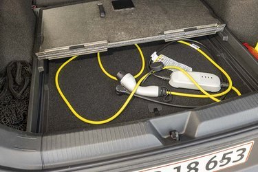 Under gulvet er et lille rum til opbevaring af nødlader eller ladekabel samt mindre stykker bagage.